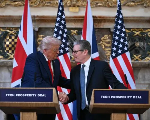 Donald Trump Directs Criticism on Putin and Commends UK in Press Conference with Keir Starmer